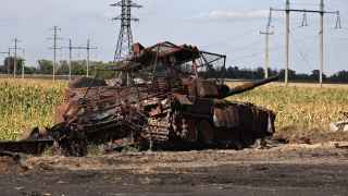 Подбитый российский танк в подконтрольной Украине Судже Курской области