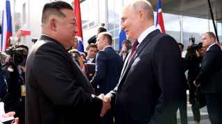 Лидер Северной Кореи Ким Чен Ын посетил Россию 13 сентября. На фото президент Владимир Путин с лидером Северной Кореи Ким Чен Ыном перед посещением космодрома «Восточный» на Дальнем Востоке России.