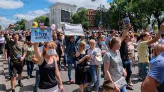 В Хабаровске протестующие собираются уже пять дней подряд после ареста губернатора Сергея Фургала.