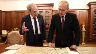 Председатель Конституционного суда Валерий Зорькин показывает Владимиру Путину карту без Украины